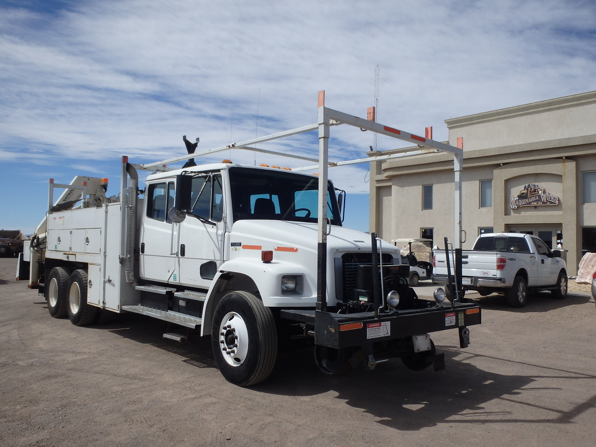 CAMION HAIL RAIL CON GRUA NATIONAL N80A